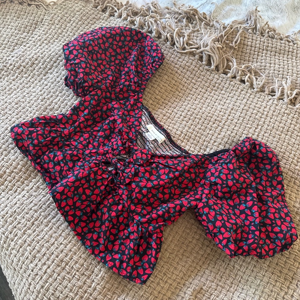 Chic Red and Black Floral Puff Sleeve Top